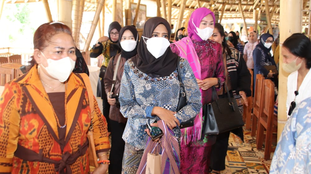 PKK dan DWP Kota Kupang Promosi Tenun Sepe Pada Ladies Program 