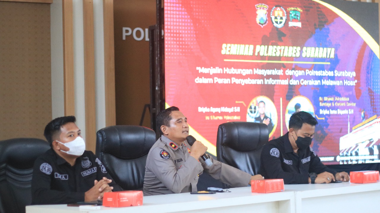 Kolaborasi Bersama Mahasiswa Humas Polrestabes Surabaya Gelar Seminar Melawan Hoax.