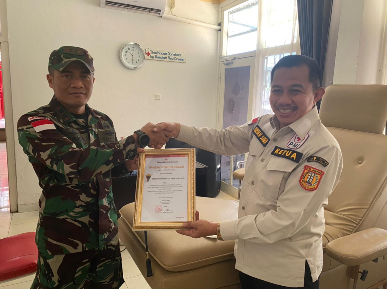 Berperan Dalam Aksi Kemanusiaan di Papua, Satgas Yonif 12/KC Terima Penghargaan Dari PMI Jayapura.