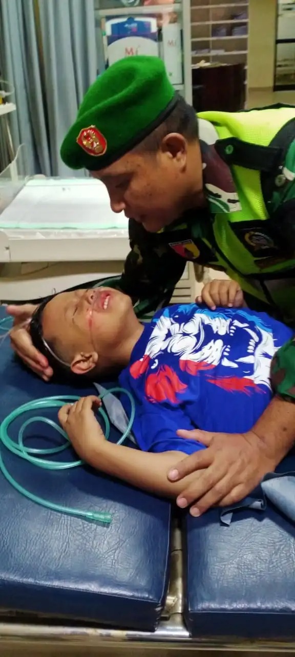 Sisi Lain Kerusuhan Kanjuruhan, Prajurit TNI AD Selamatkan Personel Polri dan Balita.