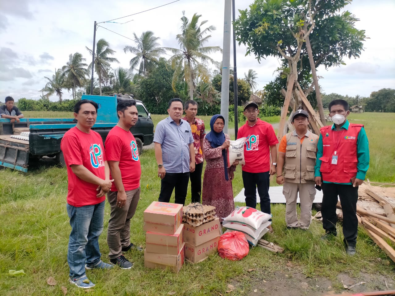 Tim UPK DAPM Kecamatan Kalianda Beri Bantuan Sembako Kepada Korban Rumah Roboh di Desa Palembapang.