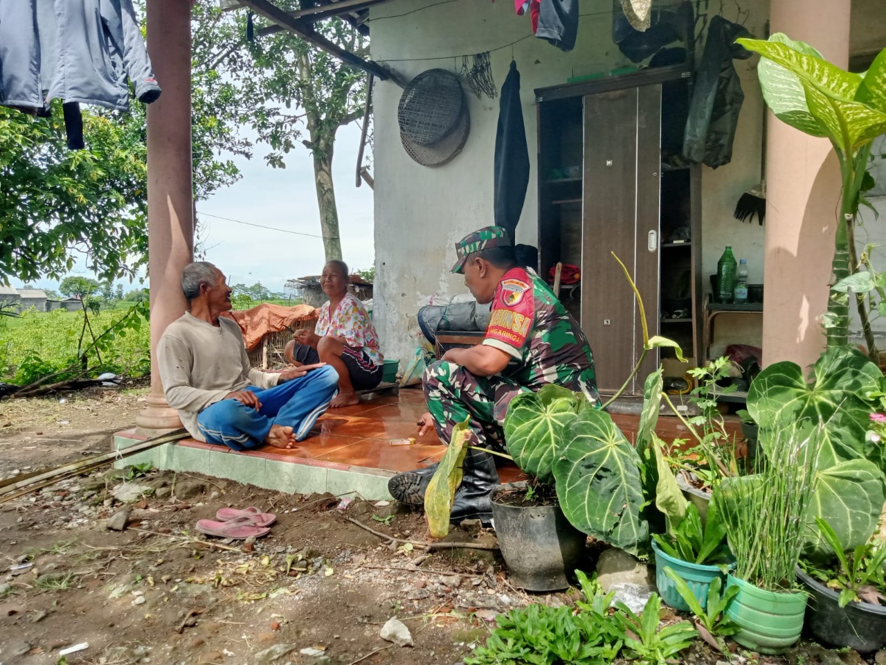 Pererat Hubungan Silaturahmi, Babinsa Koramil Gandusari Anjangsana Ke Rumah Warga Binaannya.