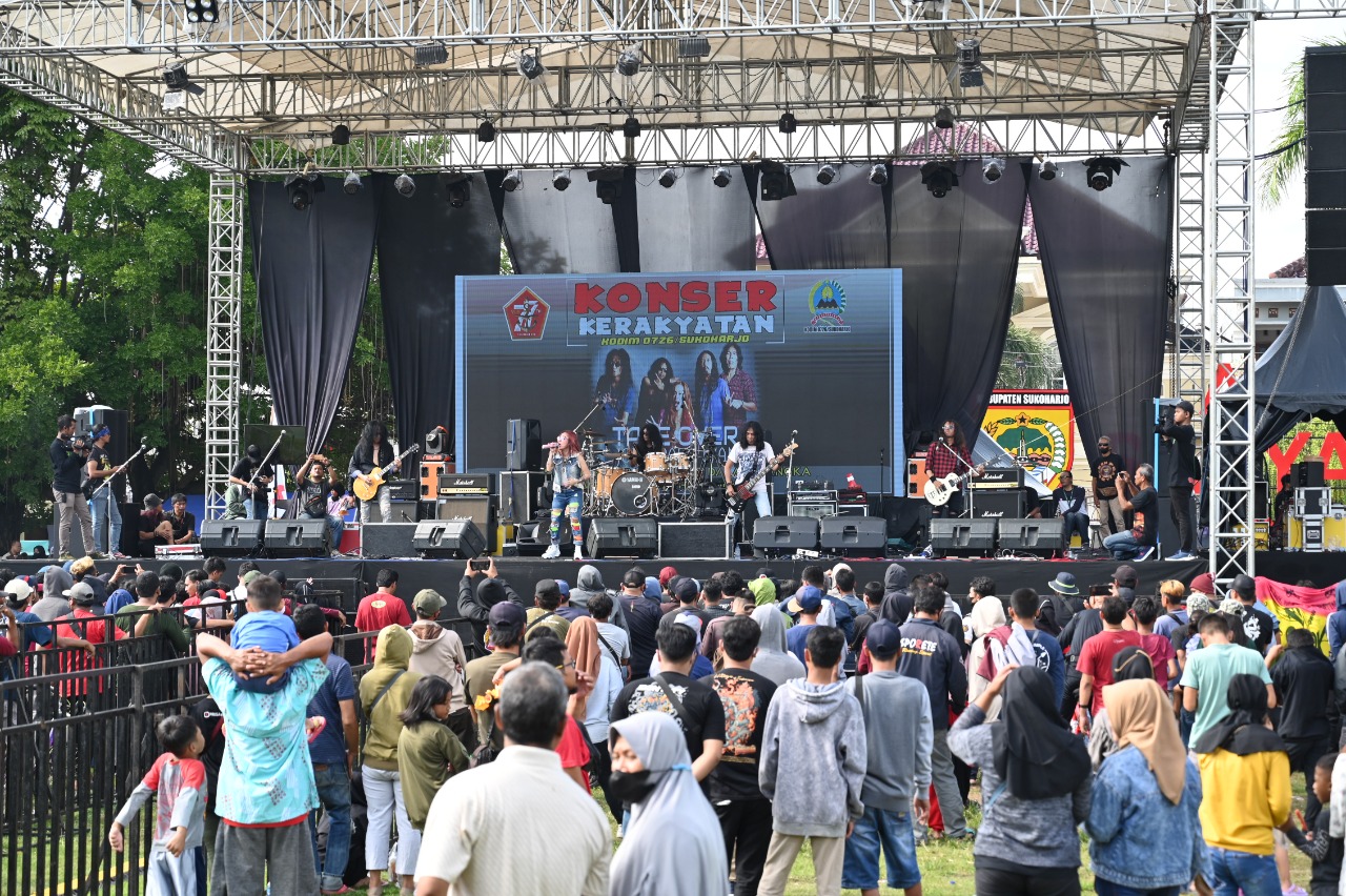 Jamrud Sukses Hibur Masyarakat Sukoharjo di Konser Kerakyatan HUT TNI Ke 77 Kodim 0726/Sukoharjo.