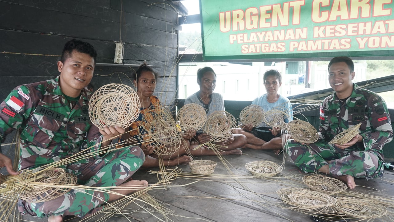 BANGUN EKONOMI KREATIF DI PERBATASAN PAPUA, SATGAS YONIF 126/KC AJARKAN MAMA  ANYAM PIRING INGKE.