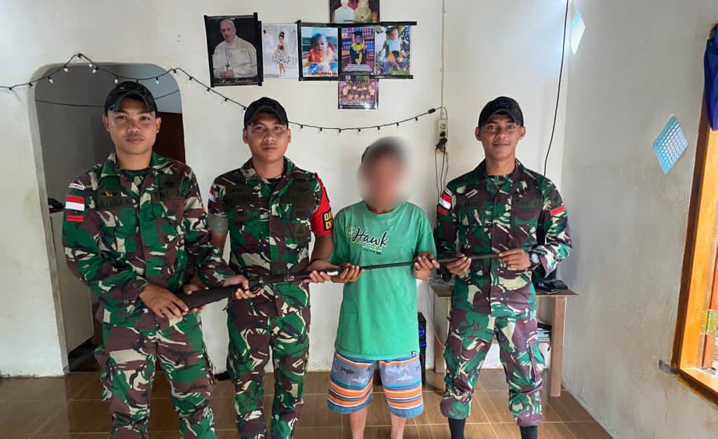 Lewat Komsos, Satgas Pamtas Yonif 645/GTY Terima Penyerahan Senjata Api Rakitan dari Warga Perbatasan.