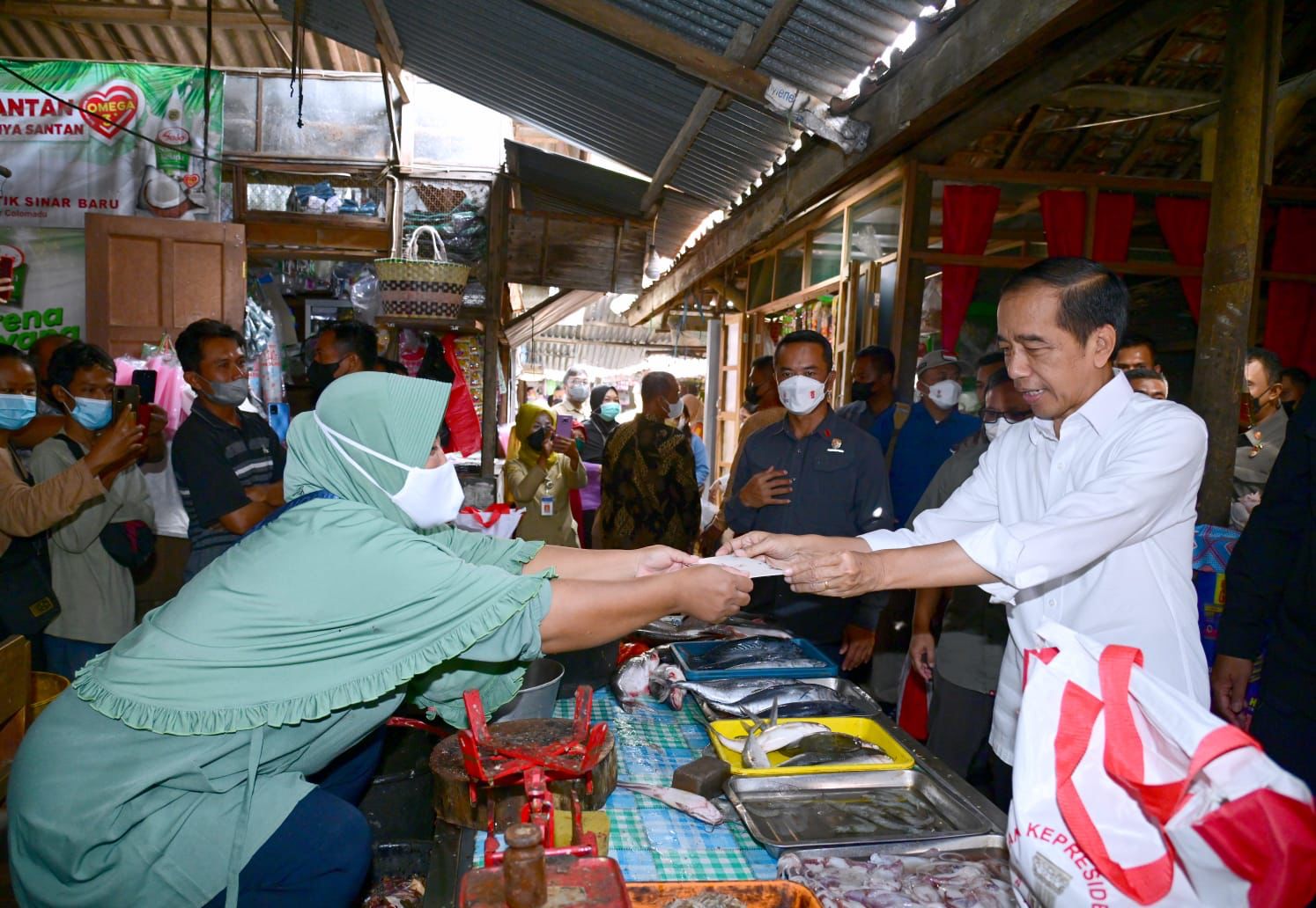 Kunjungi Pasar Malang Jiwan Colomadu, Presiden Bagikan BLT dan Cek Harga Komoditas