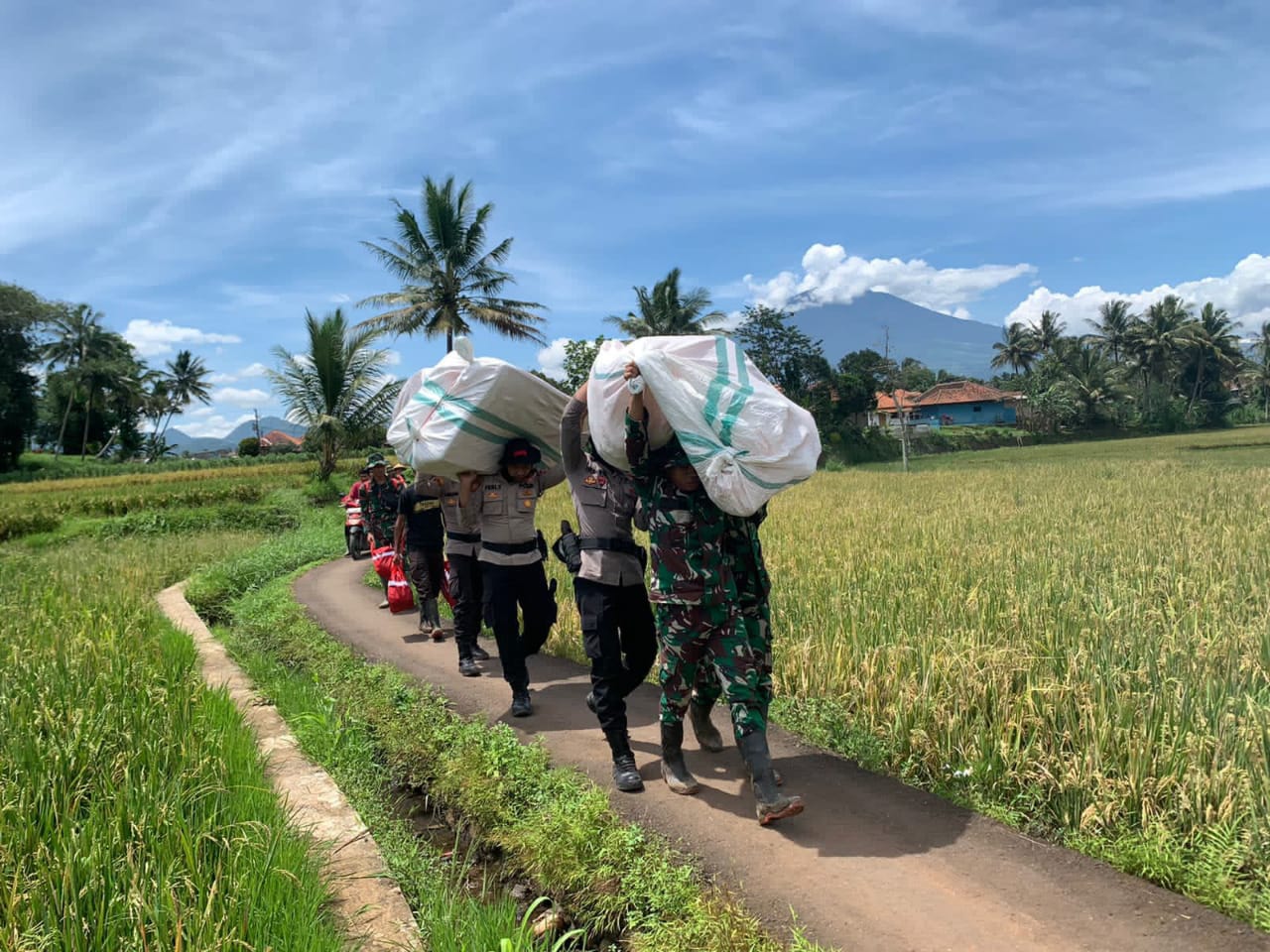 Prajurit Yonif 310/KK Terobos Plosok Desa Bagikan Sembako dan Logistik