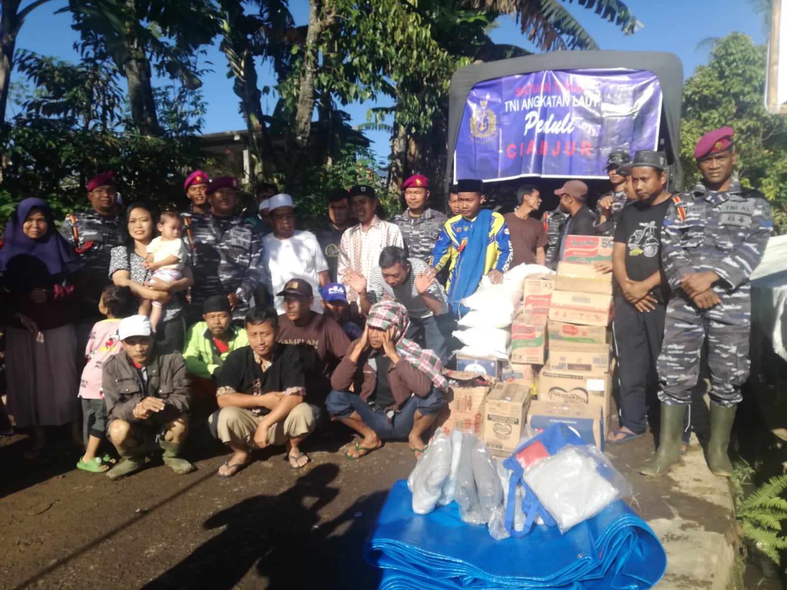 Puslatpur Marinir 6 Antralina Distribusikan Logistik Korban Gempa Cianjur