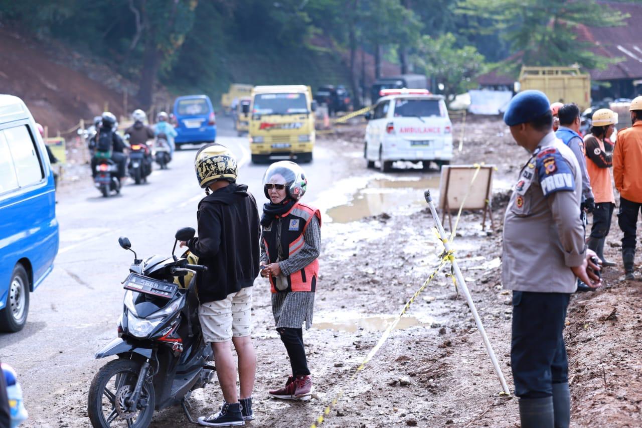 POLRI Himbau Warga Supaya Tidak Lakukan Foto /Video Di Lokasi Evakuasi Longsor Gempa Cianjur