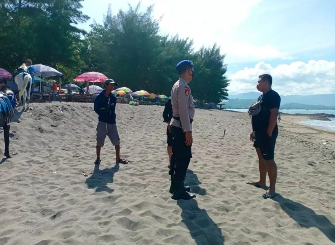 Polres Sukabumi Terus Melaksanakan Himbauan Kepada Wisatawan di Pesisir Pantai Agar Selalu Berhati-hati