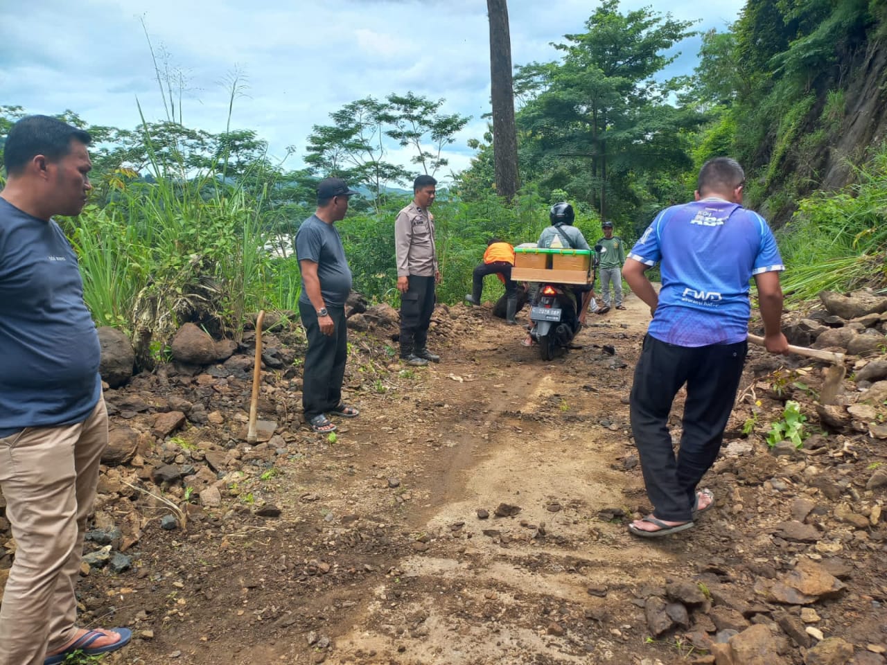 Anggota Polsek Simpenan Lakukan Evakuasi Material Longsor di Kecamatan Simpenan
