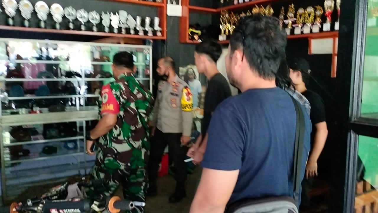 Toko Pakaian Distro di Jampangkulon Nyambi di Sweeping  Petugas Gabungan. Ada Apa?