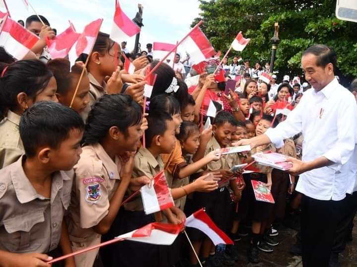 Berkunjung ke Kota Manado Presiden Jokowi di Sambut Oleh Ratusan Pelajar
