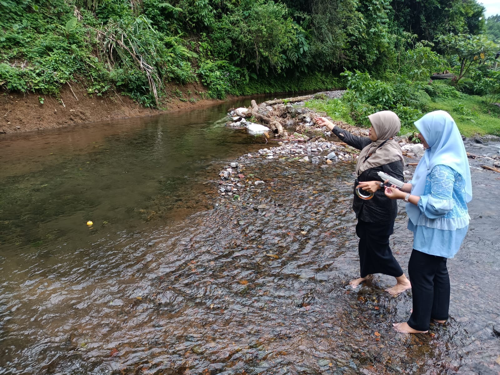 Kadis Perikanan Survey Lokasi Calon Restocking Ikan di Curug Manglid