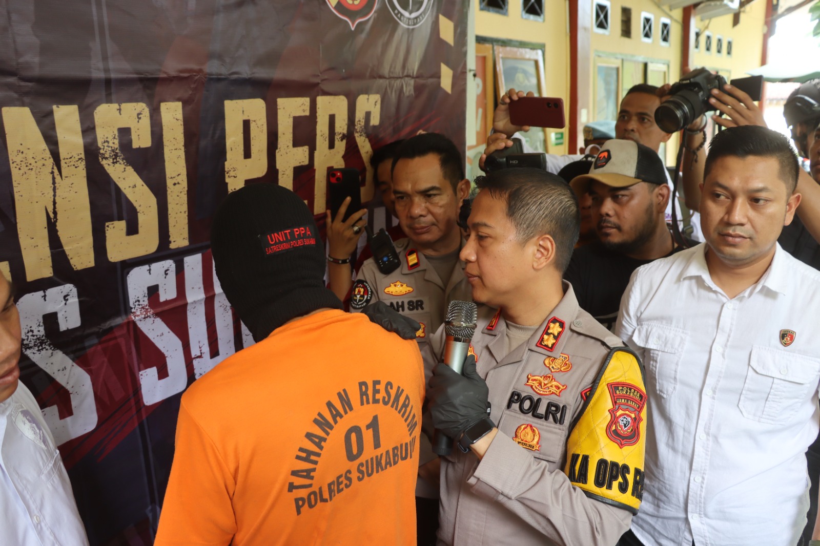 Viral, Gegara Meremas Payudara Siswanya, Oknum Kepsek Di Sukabumi Diringkus Anggota Polres Sukabumi