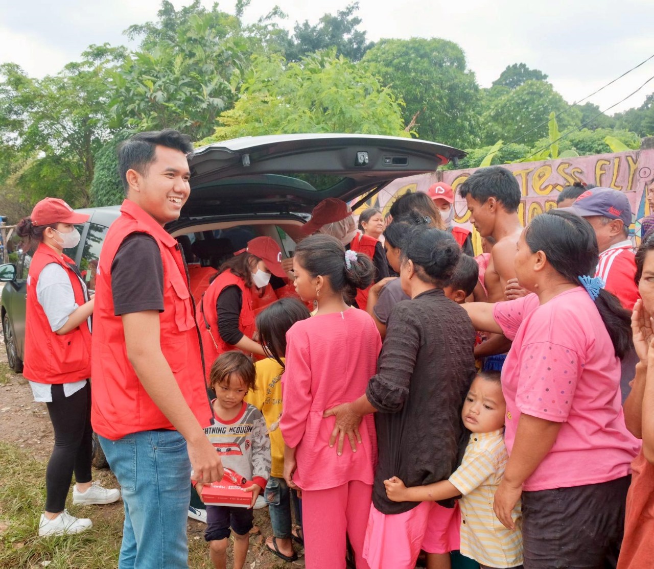 Reza Pahlevi Bagi-Bagi 500 Box Makanan Di Hari Bahagianya Sebagai Rasa Kepedulian Antar Sesama