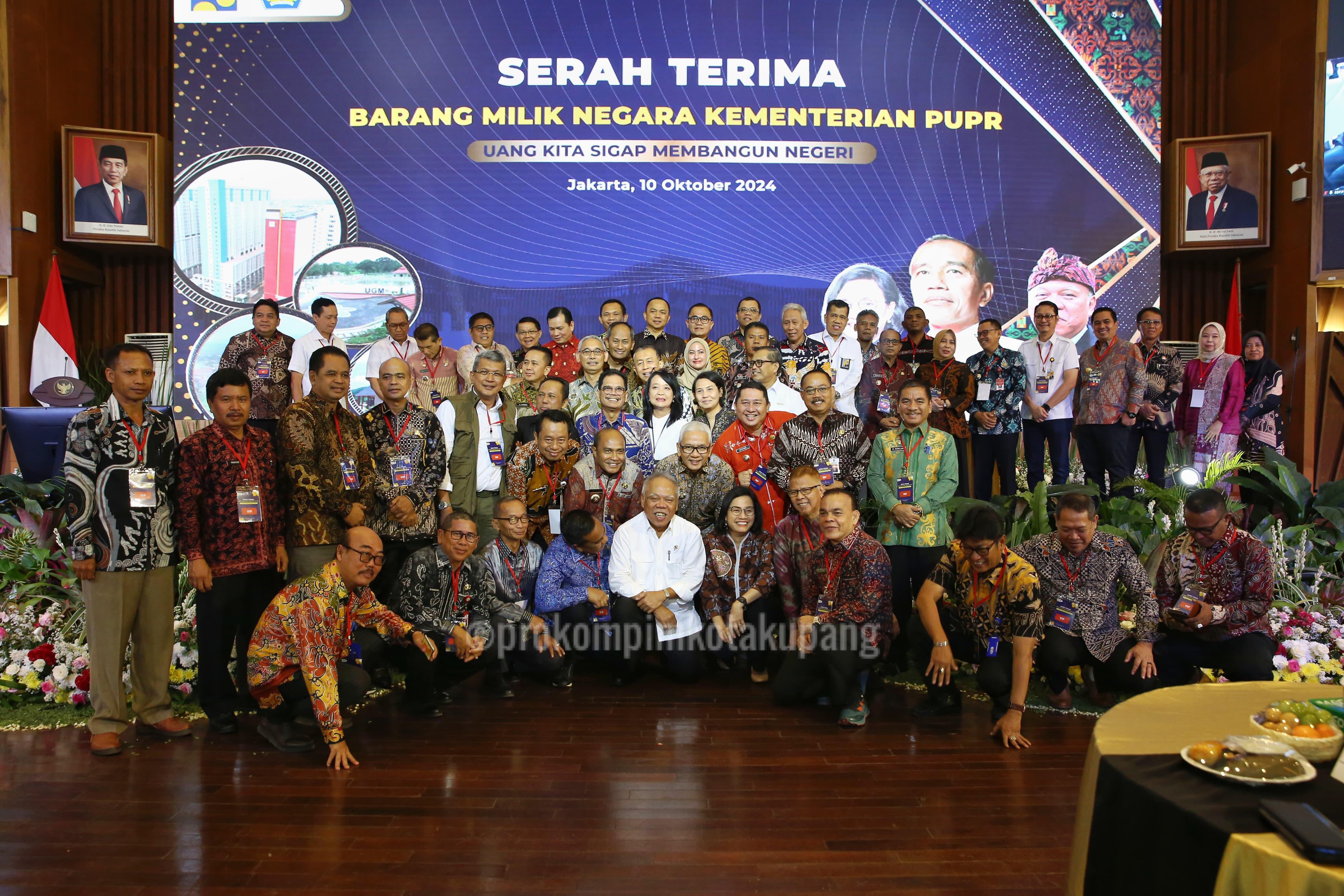 Pj. Wali Kota Kupang Menandatangani Berita Acara Serah Terima Barang Milik Negara Dari Kementerian PUPR