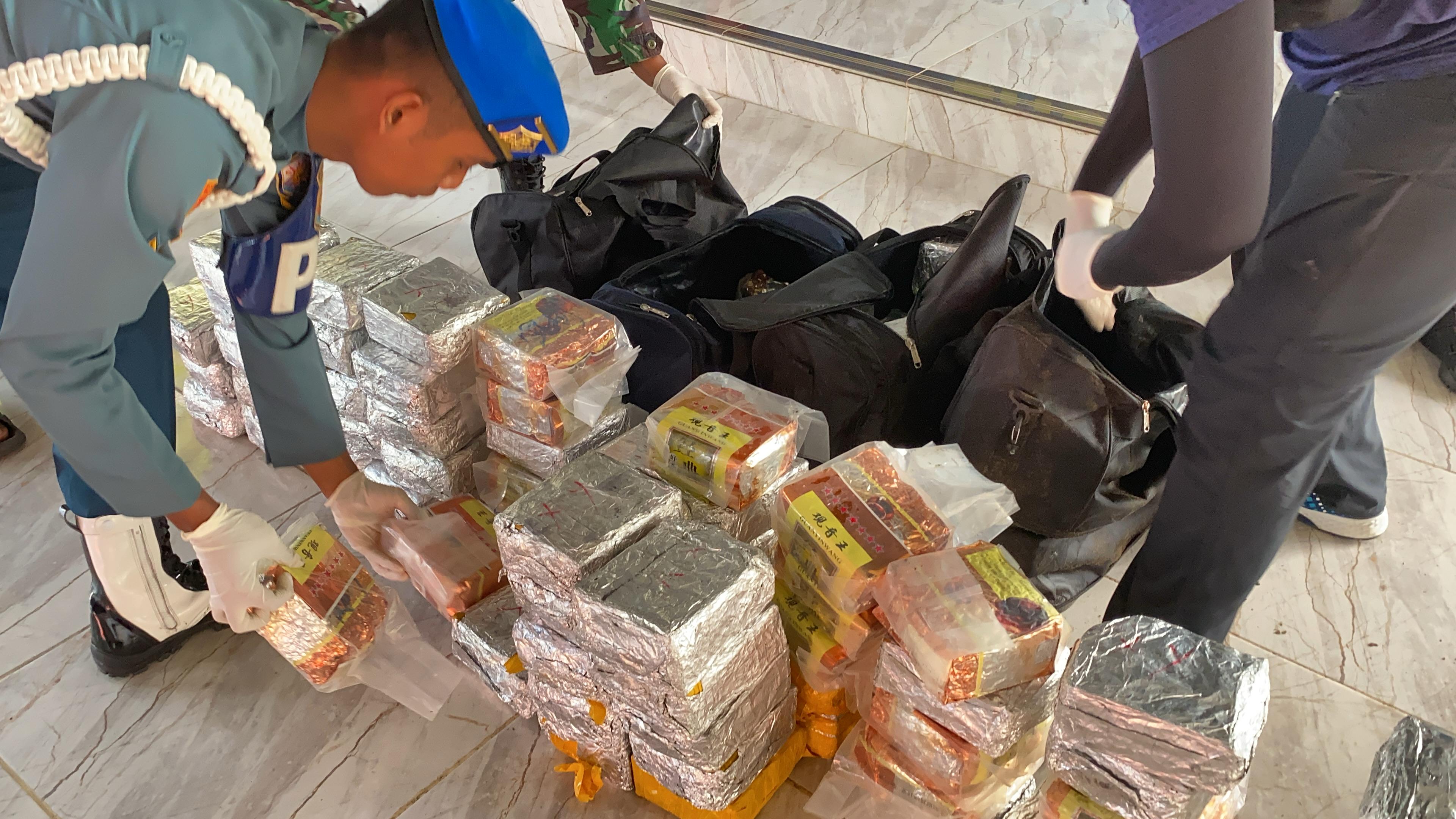 TNI AL Gagalkan Penyelundupan 100Kg Narkotika Jenis Sabu di Pantai Lhok Puuk Seunudon Aceh Utara