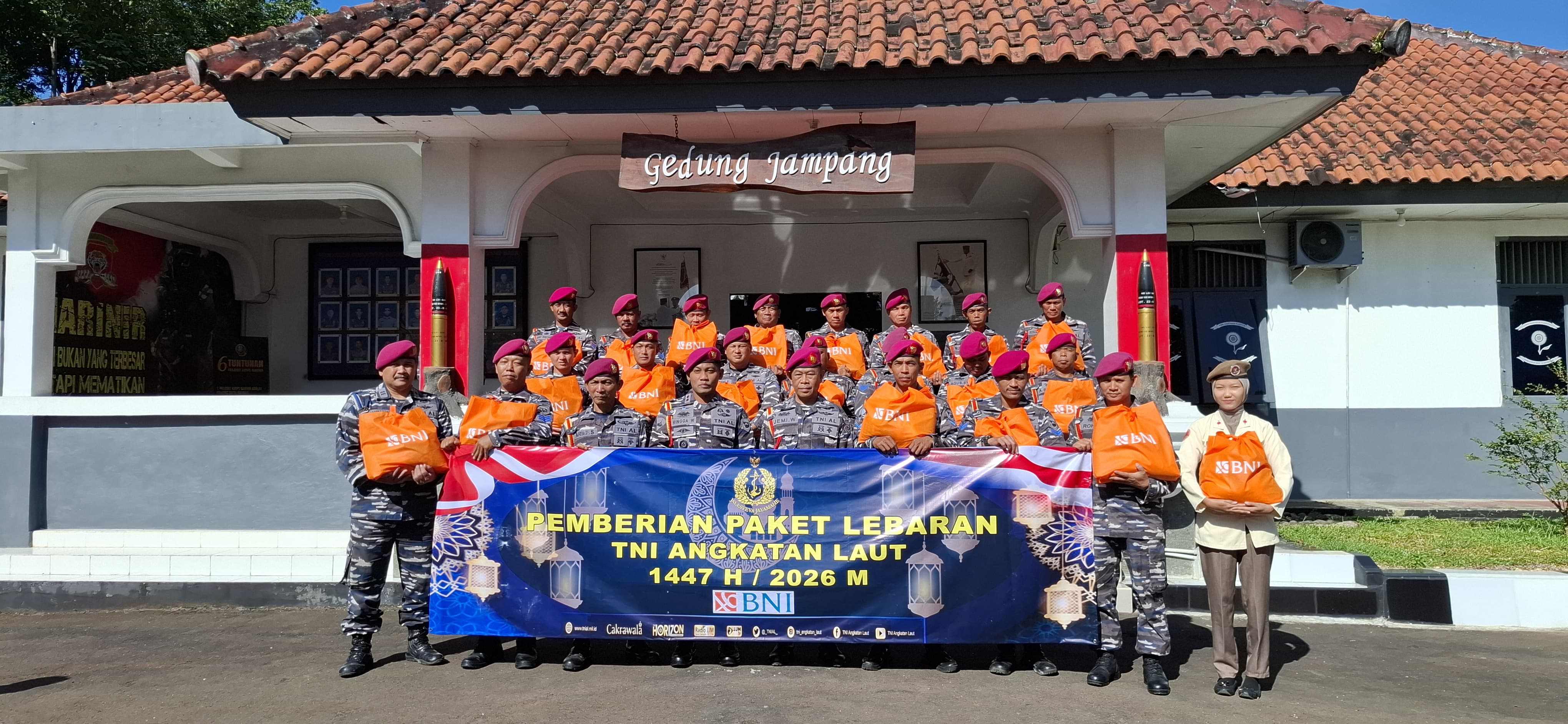 Danpuslatpurmar 6 Jampangtengah Salurkan Bingkisan Lebaran Kepada Prajurit