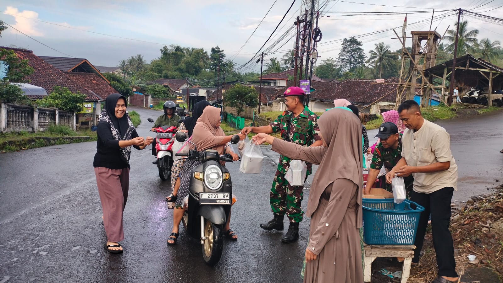 Puslatpurmar 6 Jampangtengah Berbagi Takjil, Wujud Kepedulian kepada Sesama di Bulan Suci