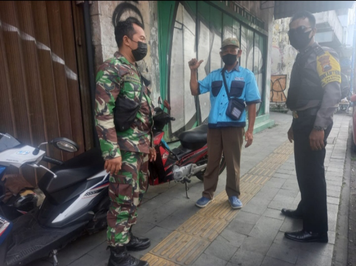 Tempat Nongkrong Warga Jadi Incaran Komsosnya Babinsa Jayengan.