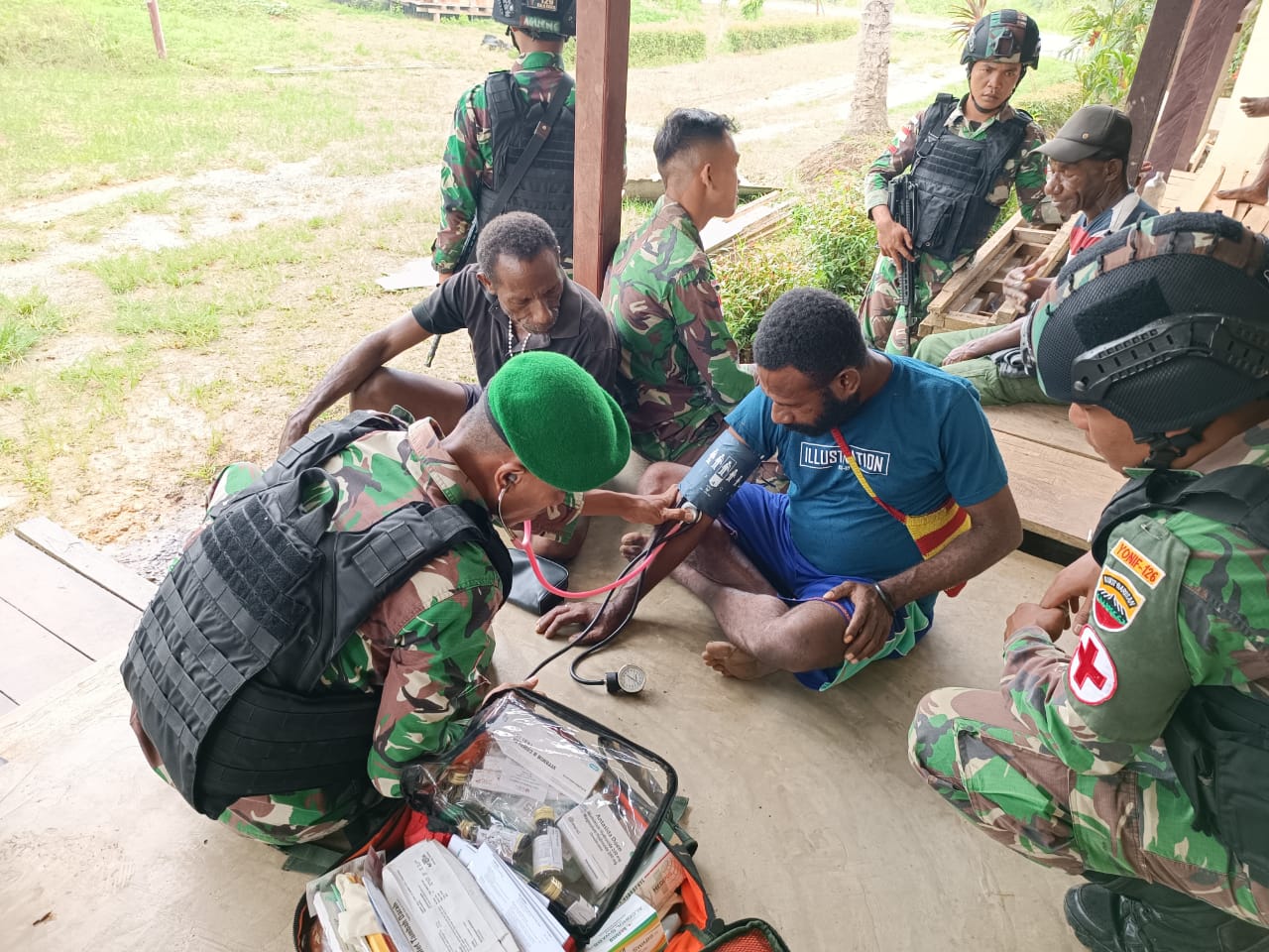 MENJAWAB KELUHAN MASYARAKAT PERBATASAN PAPUA, SATGAS PAMTAS  YONIF 126/KC LAKSANAKAN PENGOBATAN DOR TO DOOR 