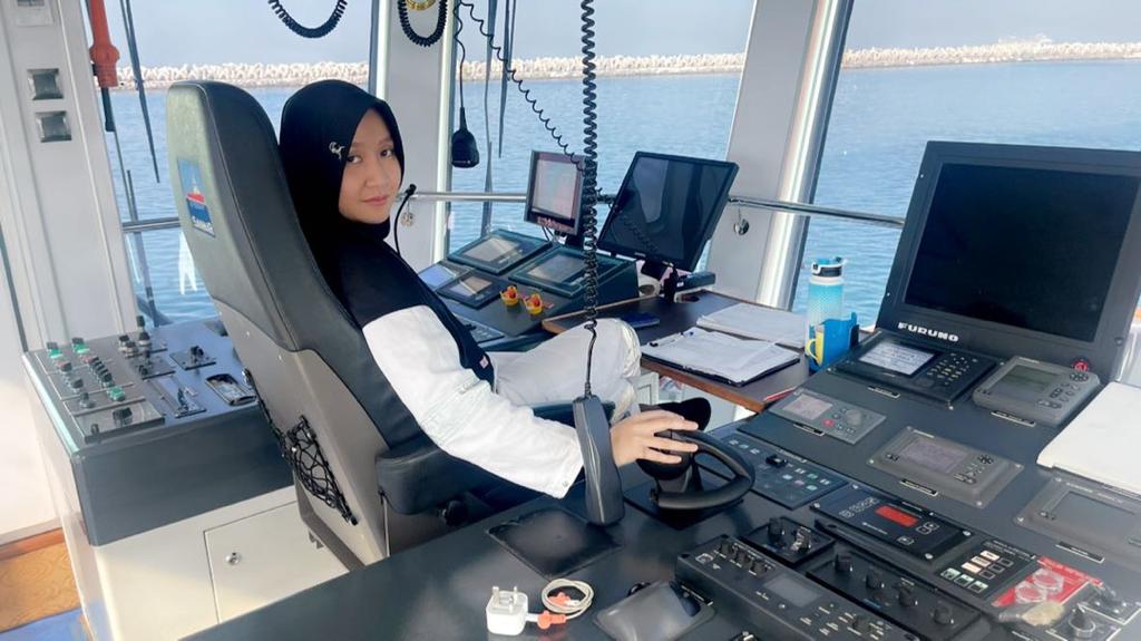 SATU – SATUNYA WANITA INDONESIA MENJADI “ CAPTAIN” DI JABEL ALI, UAE