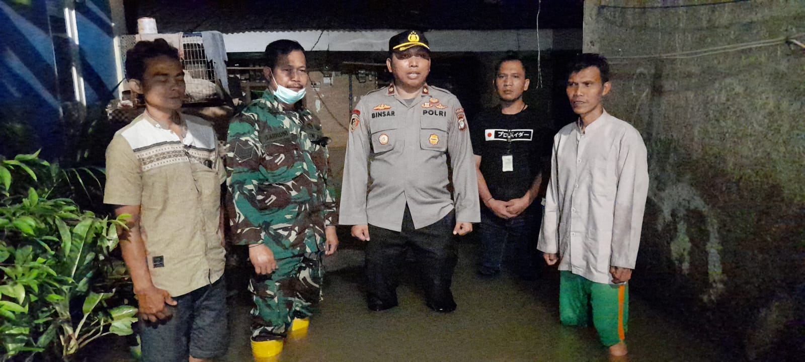 Polsek Kembangan Jakarta Barat Salurkan Bantuan Pada Warga Terdampak Bencana