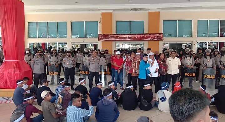 Ratusan Warga dan Mahasiswa Serbu Kantor Bupati Pasaman Barat, Tuntut Tambang Emas Hulu Batang Batahan